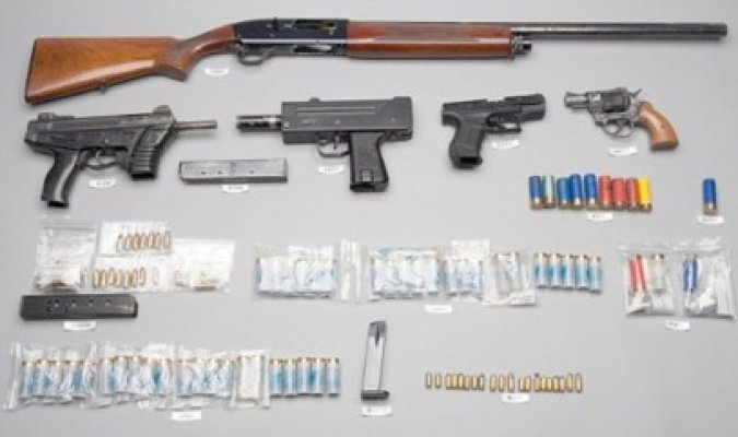 Arme de colecţie, aduse ilegal în ţară de un australian